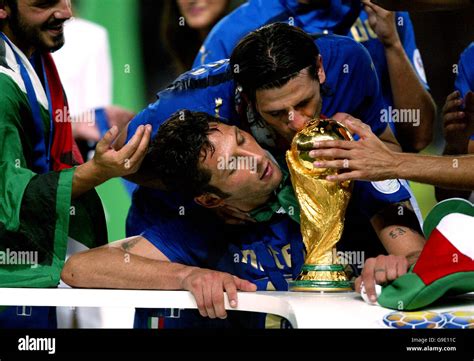 Italia Marco Materazzi Bacia Il Trofeo Della Coppa Del Mondo Immagini E