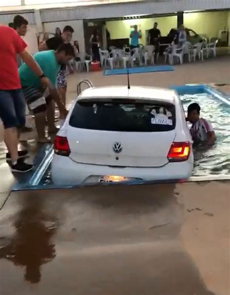 Fotos Imagens Carro Cai Em Piscina Durante Churrasco E V Deo Do