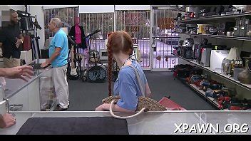 El sexo de realidad está sucediendo en la trastienda de la tienda XVIDEOS