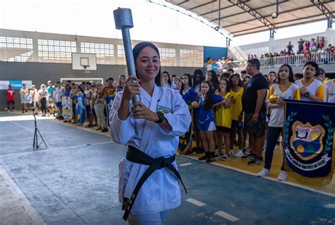 Alunos de várias escolas em abertura dos Jogos Estudantis em Marataízes