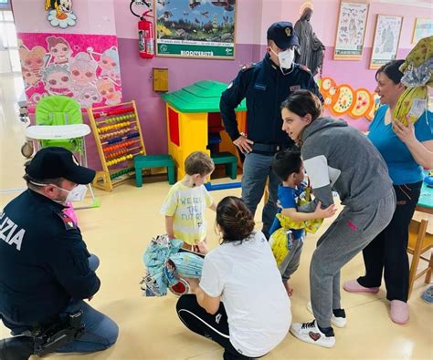 Foto La Polizia Di Stato Ha Donato Le Uova Di Pasqua Ai Bambini