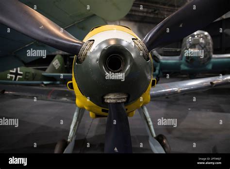 Cañón de nariz de un Messerschmitt Bf 109E 3 con un Heinkel He111 en el