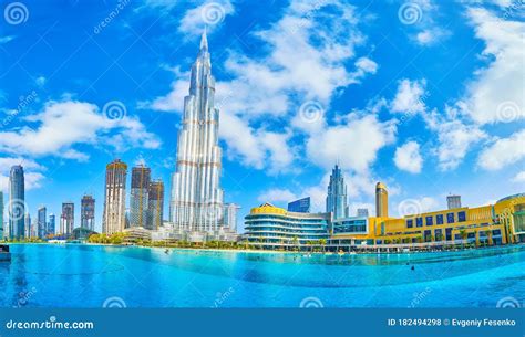 Panorama Dos Lagos Burj Khalifa Destaca Dubai Uae Foto De Stock