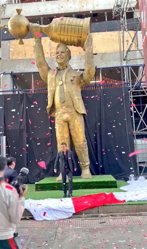 A PRESIÓN on Twitter River inauguró una estatua gigante de