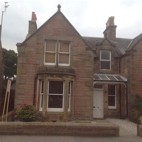 Semi Detached 4 Bedroom Victorian House Close To Town Centre With