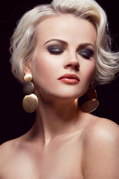 Blonde magnifique photo stock Image du sensualité filet