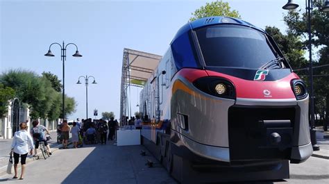 Rimini I Nuovi Treni Rock E Pop Si Presentano In Piazzale Fellini