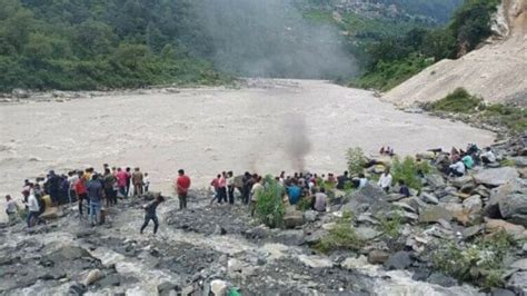 गमगीन माहौल में अलकनंदा के तट एक साथ जलीं 11 चिताएं नम आंखों हर किसी