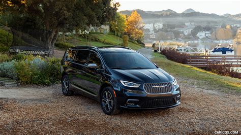 Chrysler Pacifica | 2021MY Pinnacle AWD | Front Three-Quarter