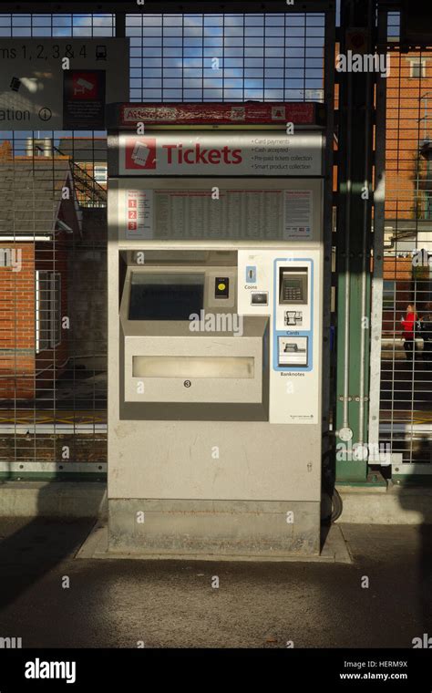 Fahrkartenautomat Am Bahnhof Fotos Und Bildmaterial In Hoher