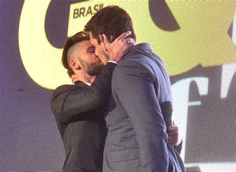 Cantor Cesar Menotti Detona Beijo Gay De Bruno Gagliasso TV Foco