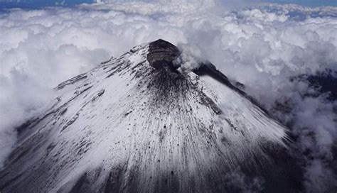 Volcán Popocatépetl registra 30 explosiones y presenta un nuevo domo de