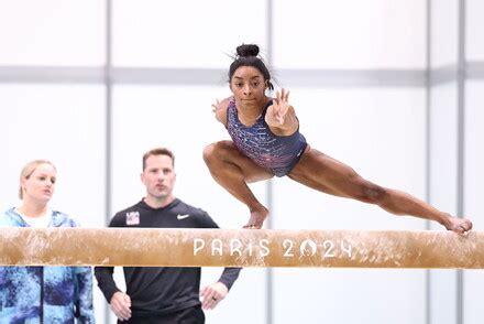 Parigi Simone Biles Si Esercita Alla Trave Foto Olimpiadi