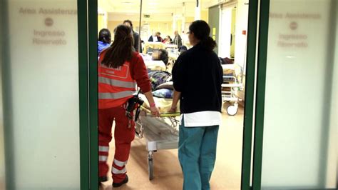 Salerno Va In Ospedale Per Una Frattura E Muore Dopo Ore Di Attesa