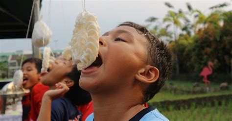 Kisah Sedih Sejarah Lomba Makan Kerupuk Di Indonesia Sudah Ada Sejak