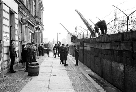 Life Behind the Berlin Wall | History of Yesterday