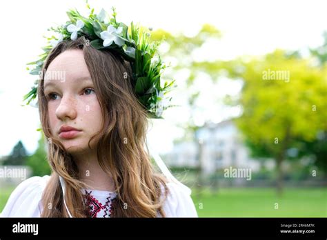 Petite Fille Et Couronne De Fleurs Banque De Photographies Et Dimages