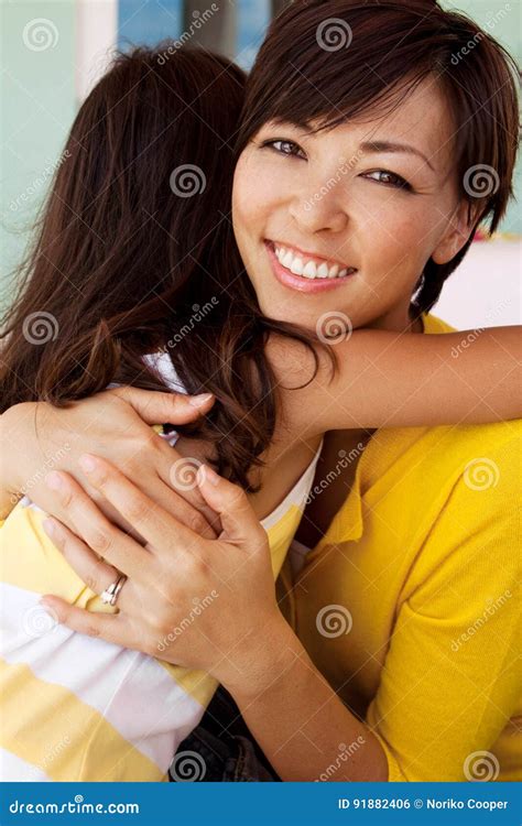 Madre E Hija Que Sonríen Y Que Abrazan Foto De Archivo Imagen De Madre Amistad 91882406