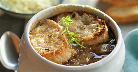 Sopa clásica de cebolla gratinada al horno