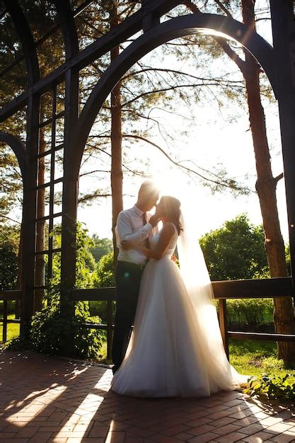 Encantadora Pareja De Novios Al Atardecer Novia Novio En Traje De Novia