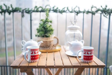 25 Christmas Balcony Decorating Ideas For A Festive Outdoor Space