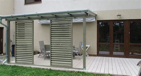 Nové typy zastřešení terasy pergola ke zdi domu Vetas