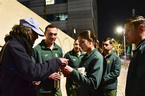 Aspirantes A Oficiales De Carabineros Entregan Alimentos A Personas En