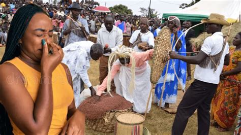 Ibibereye Mu Bukwe Ni Agahomamunwa Umugabo Yasuze Arasuragura Mu