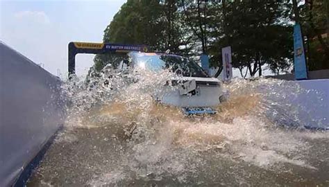 Datang Ke GIIAS 2023 Bisa Ajak Mobil Listrik Main Banjir Linuxawards