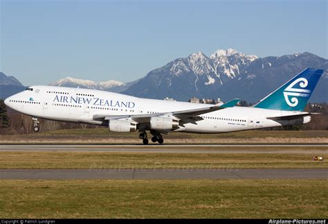 Zk Nbu Air New Zealand Boeing 747 400 At Vancouver Intl Bc Photo