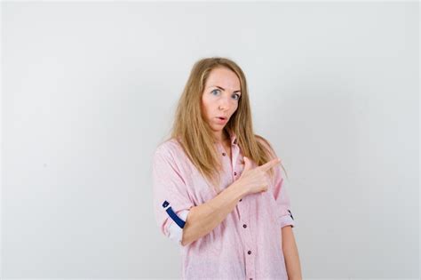 Jeune Femme Blonde Dans Une Chemise Rose Décontractée Photo Gratuite