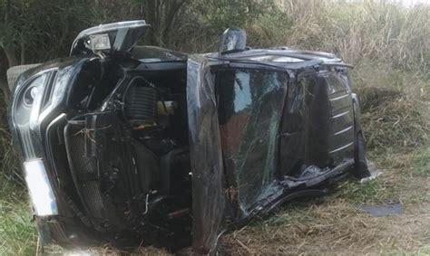 Caminhonete De Parapu Capota Em Estrada Vicinal De Salmour O E Deixa