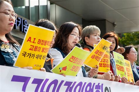 “감정노동자보호법 시행 5년 콜센터 노동자 실태조사 2년 일터는 달라지지 않았다”