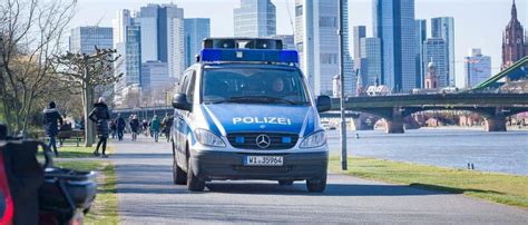 Mit Steinen Dachlatten Und Eisenstangen Frankfurter Polizisten Bei