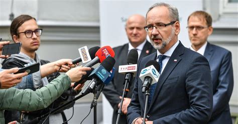 Czwarta fala rozwija się Minister zdrowia Adam Niedzielski podczas