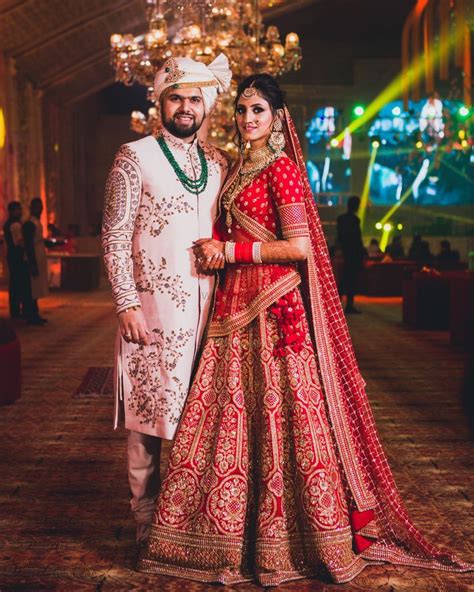 Photo of contrasting bride and groom outfits in red and white – Artofit