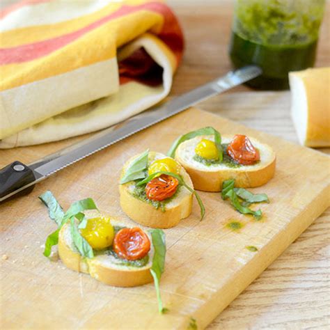 Crostini Au Pesto Et Aux Tomates