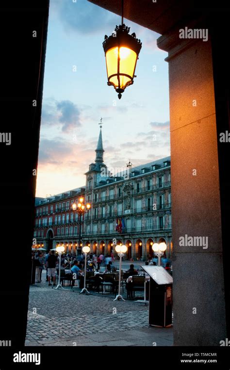 Plaza Mayor, night view. Madrid, Spain Stock Photo - Alamy