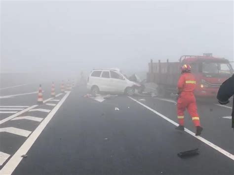 大雾天气 无为县高速路口发生一起车祸致一人被困凤凰网安徽凤凰网