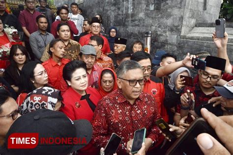 Ini Tujuan Ganjar Mahfud Berziarah Ke Makam Bung Karno Times Indonesia