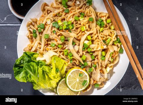 Plat Asiatique De Nouilles Shimeji Pâtes Aux Nouilles Chow Mein Avec