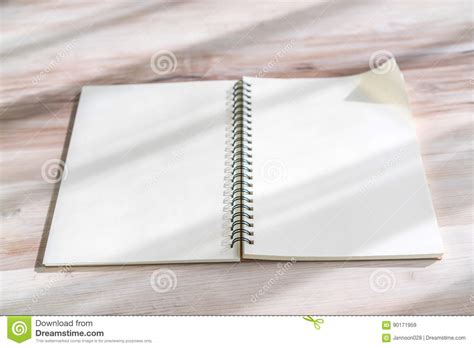 Mofa En Blanco Del Cuaderno Para Arriba En El Fondo De Madera Imagen De