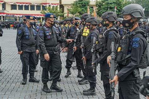 Dipersenjati Lengkap 8 SSK Personel Brimob Gelar Apel Pasukan Di