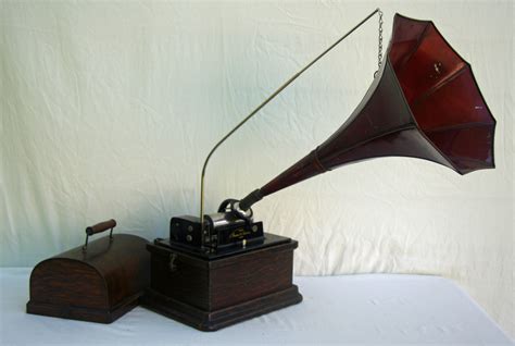 Hear An Early 1900s Edison Fireside Phonograph Play 100 Year Old