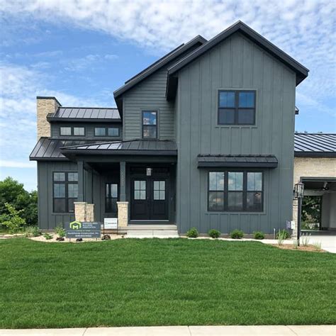 Modern Home Trends I M Loving Black Brass Wallpaper And Modern Modern Farmhouse Exterior