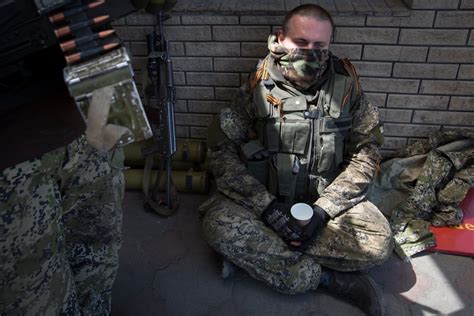 Ukraine Pro Russian Insurgents Retreat From Buildings In Mariupol