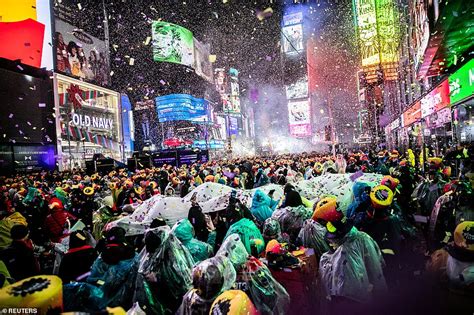 Times Square Gears Up For Soggy New Year S Eve As Umbrellas Are Banned