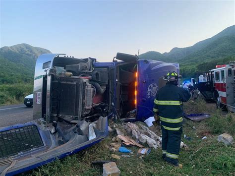 Tractocamión vuelca en autopista Tecomán a Colima cerca de Los Asmoles