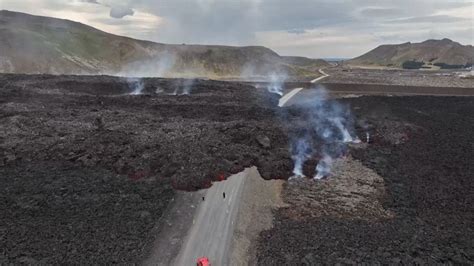 Un Dron Capta Un Impresionante Flujo De Lava Cortando Una Carretera De