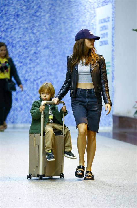 Foto Isis Valverde Usa Bermuda Jeans Em Aerolook Comfy Purepeople